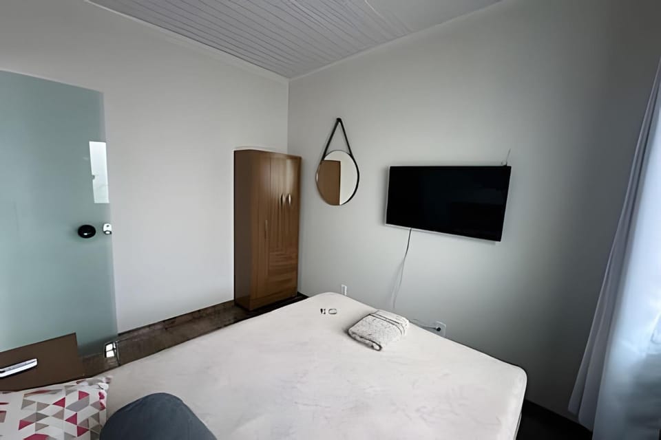Bed, TV and multimedia, View (from property/room), Bedroom