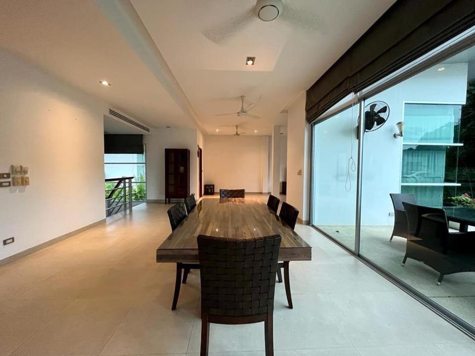 Kitchen or kitchenette, Seating area