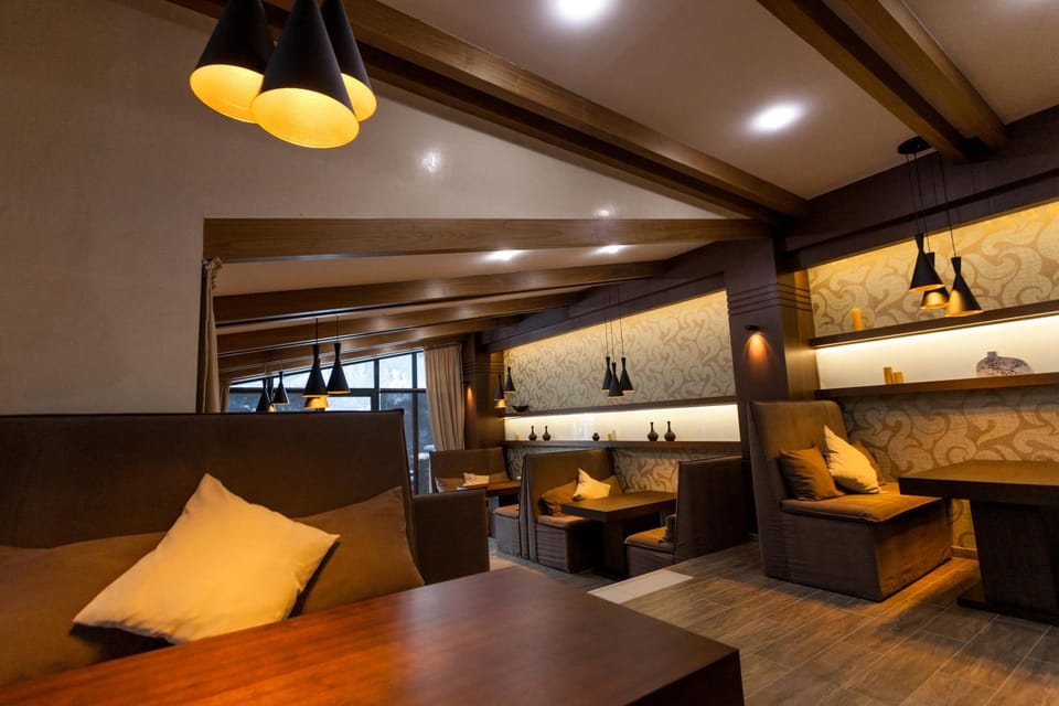 Restaurant/places to eat, Lounge or bar