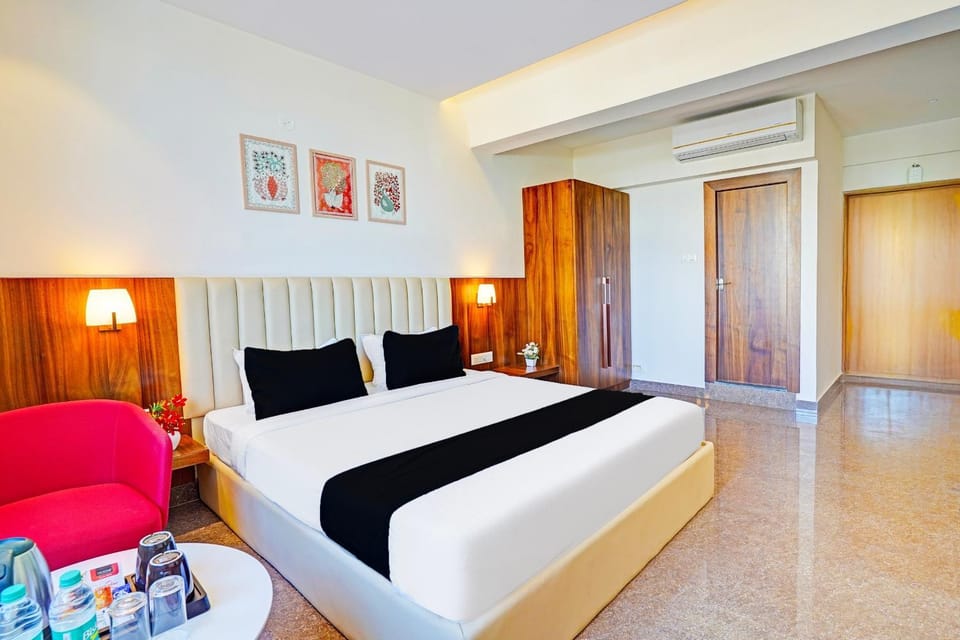 Bed, Living room, Photo of the whole room, Seating area, Bedroom, wardrobe