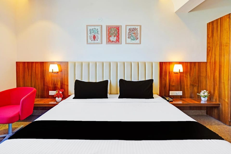 Bed, Living room, Photo of the whole room, Seating area, Bedroom