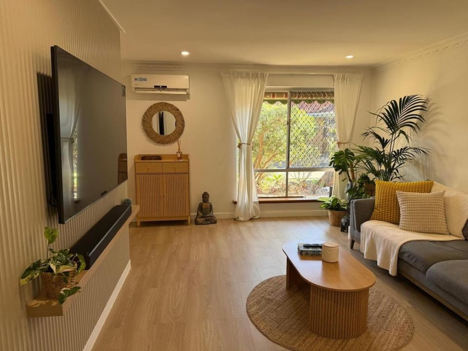 Royal St Villa 2 w Parking and Courtyard House in Perth