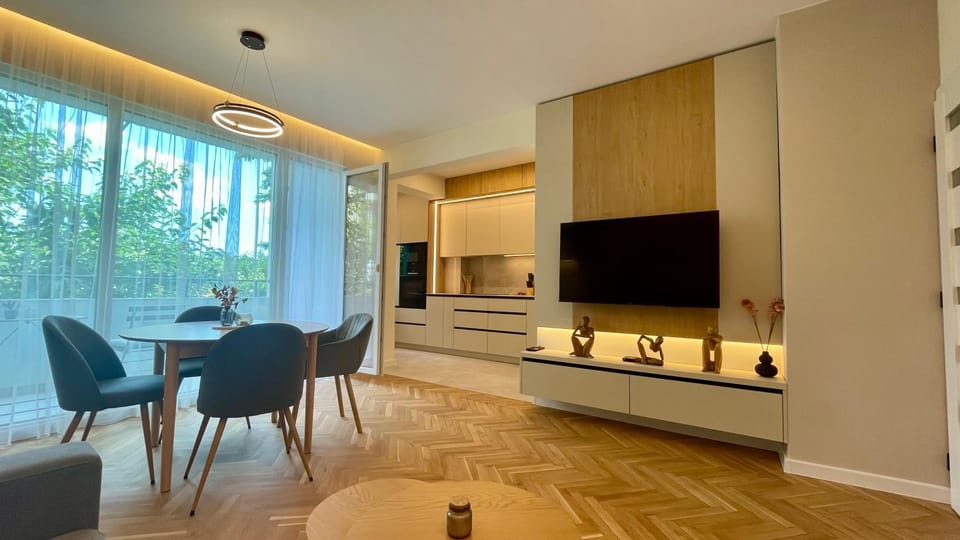 TV and multimedia, Kitchen or kitchenette, Living room, Seating area, Dining area