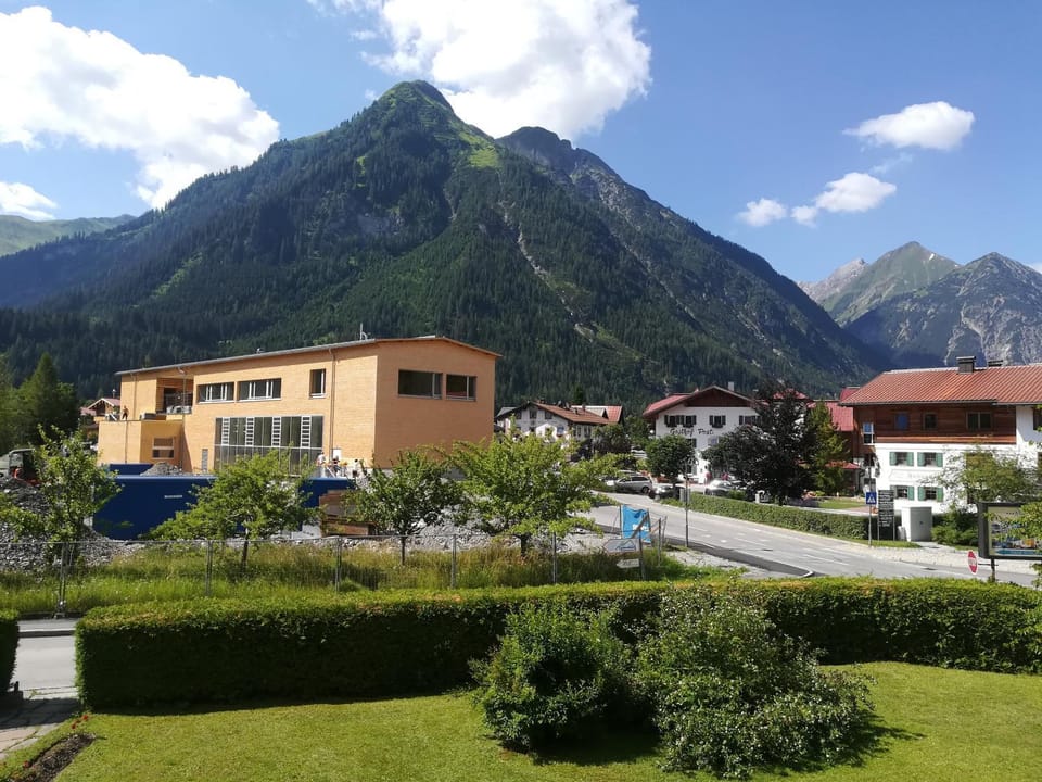 Restaurant/places to eat, Neighbourhood, Shopping Area