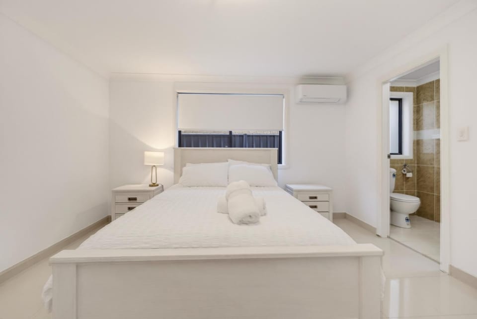 Bed, Photo of the whole room, towels, air conditioner