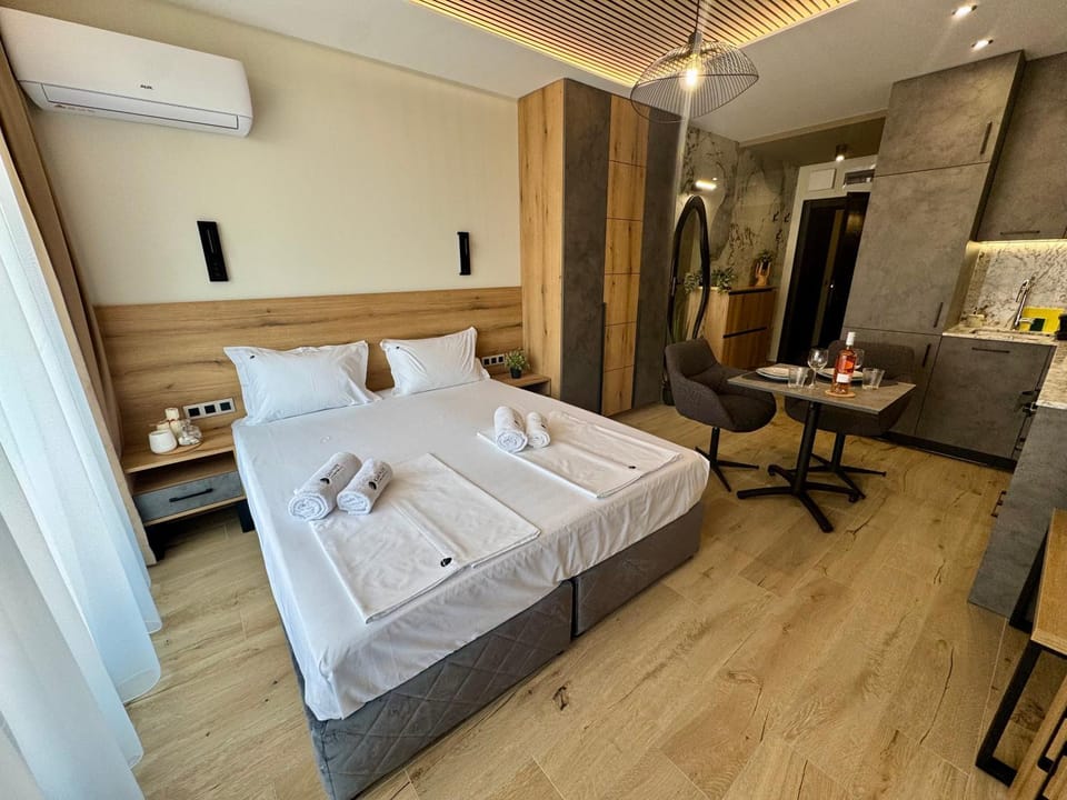 Bed, TV and multimedia, Kitchen or kitchenette, Living room, Photo of the whole room, Seating area, Bedroom, oven, towels, air conditioner