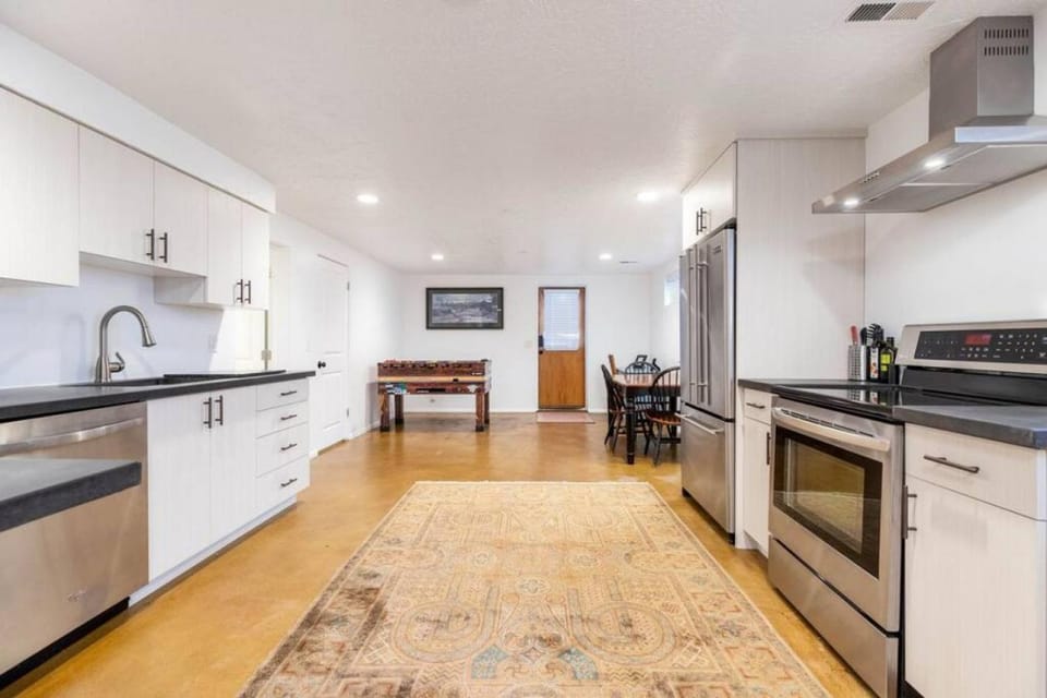 Ski Bum Chalet-Close to Resorts House in Cottonwood Heights