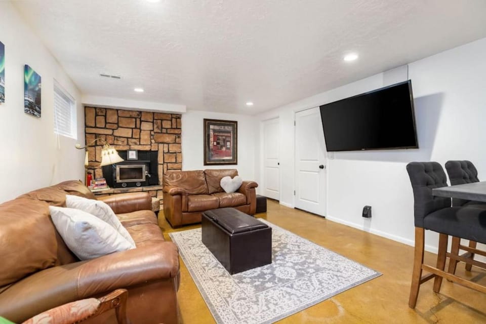 Ski Bum Chalet-Close to Resorts House in Cottonwood Heights