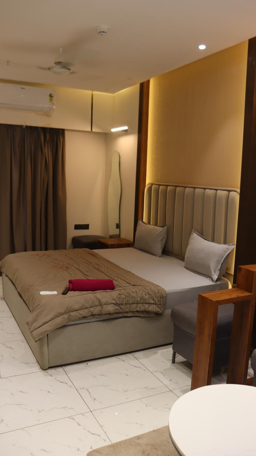 Bed, Living room, Photo of the whole room, Seating area, Bedroom, air conditioner