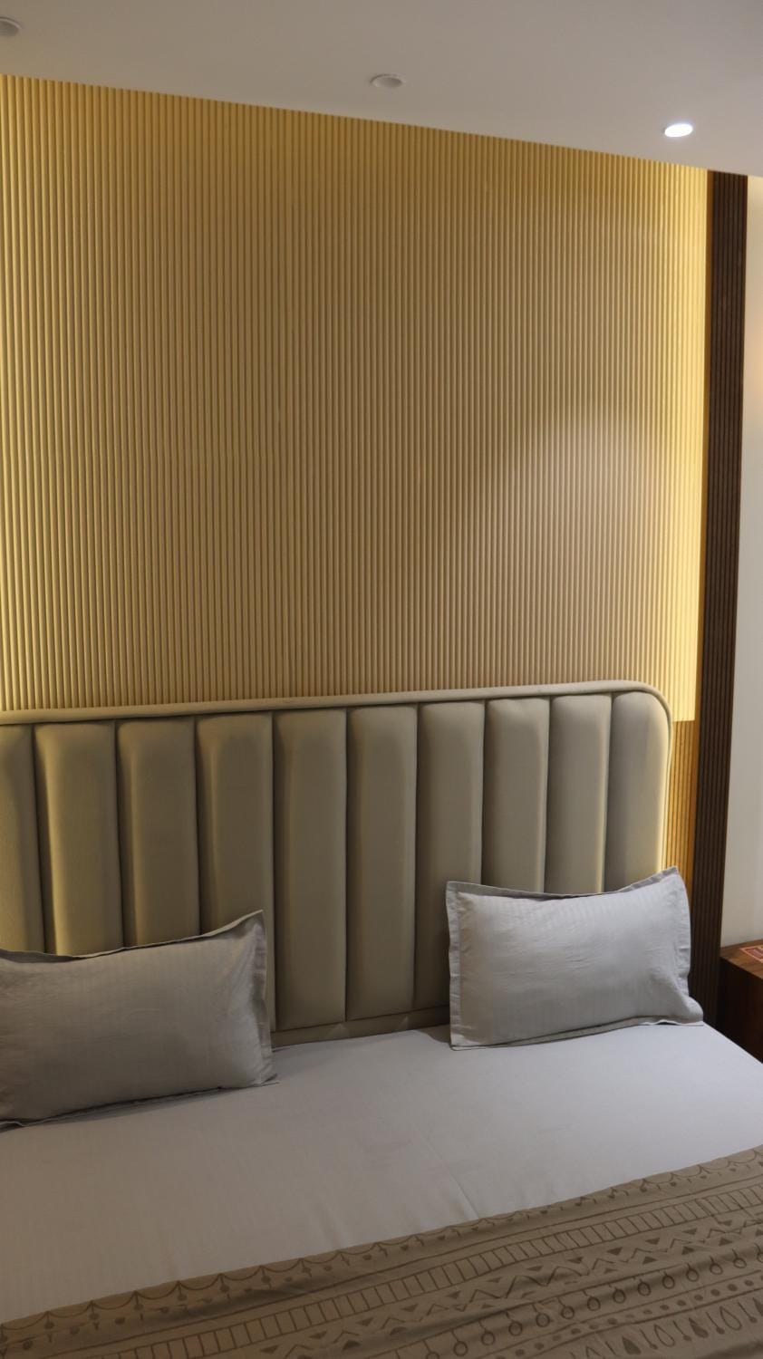 Bed, Living room, Photo of the whole room, Seating area, Bedroom