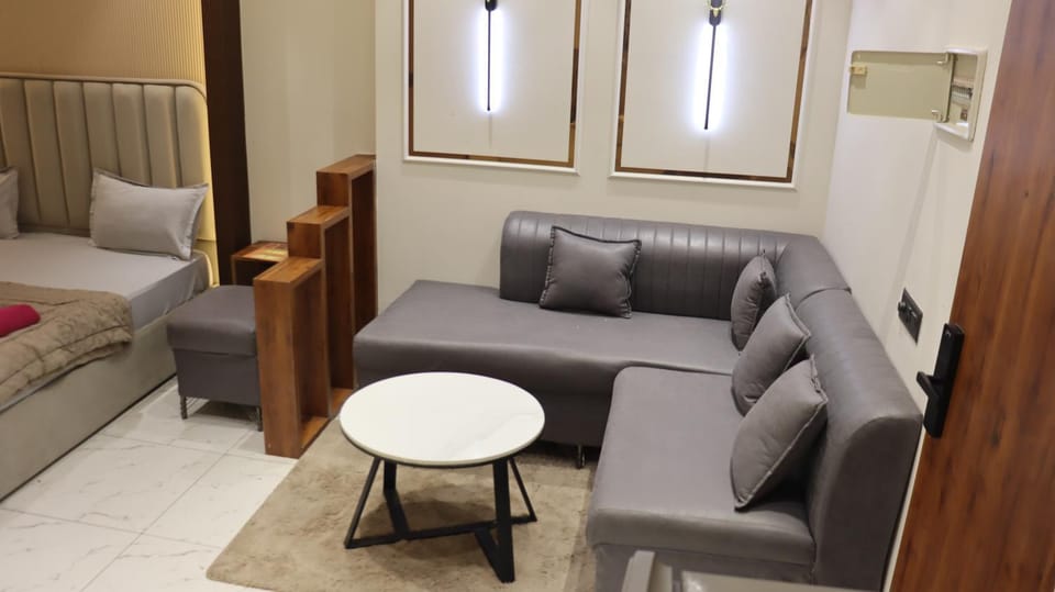 Bed, Living room, Photo of the whole room, Seating area, Bedroom