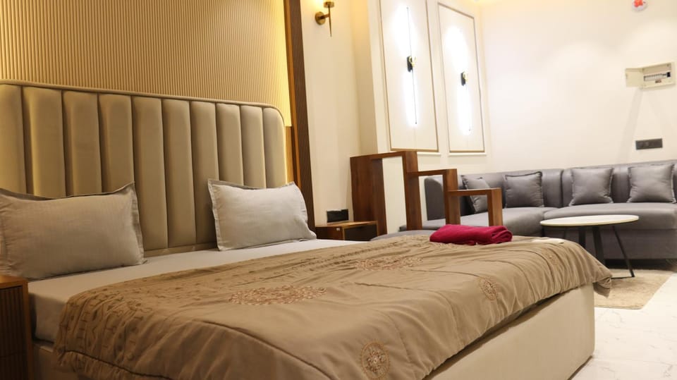 Bed, Living room, Photo of the whole room, Seating area, Bedroom, air conditioner