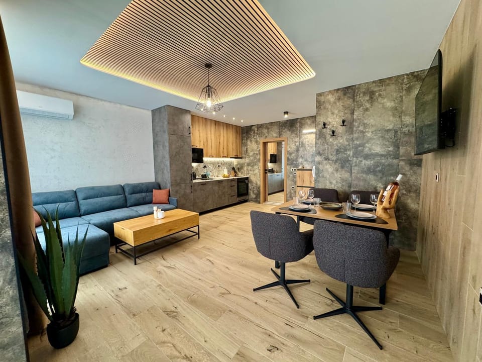 TV and multimedia, Kitchen or kitchenette, Living room, Seating area, Dining area