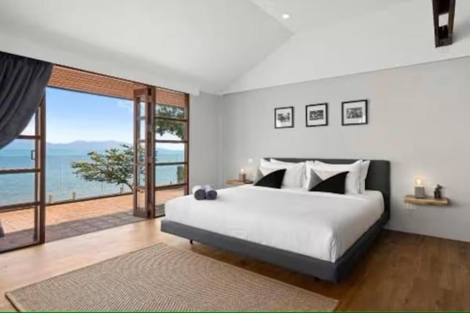 Bed, Natural landscape, Balcony/Terrace, Photo of the whole room, Bedroom, Sea view