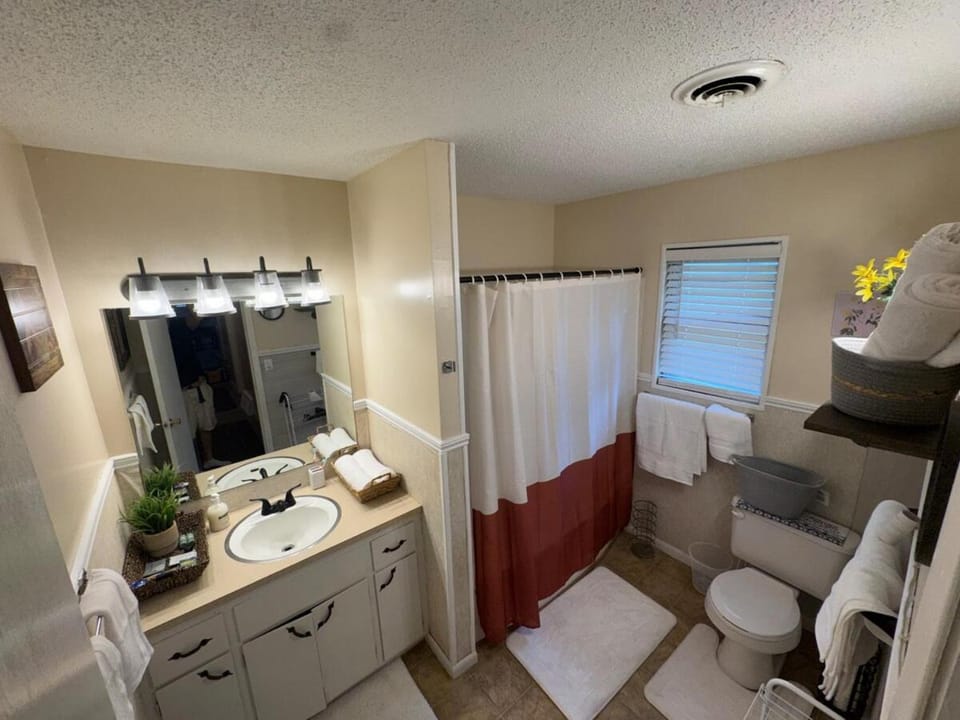 Freshly Remodeled 2 Bedroom Retreat Chalet in Junction City