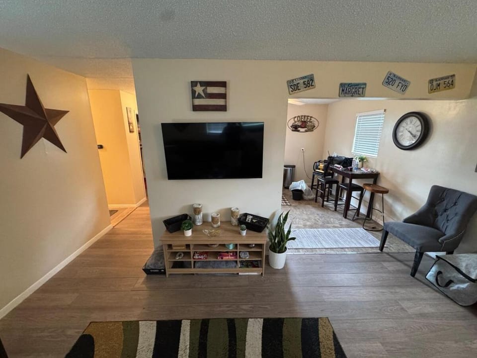 Freshly Remodeled 2 Bedroom Retreat Chalet in Junction City