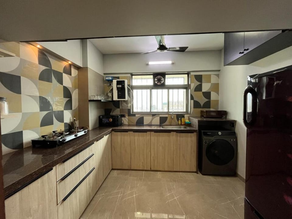 Ocean Whisper - 2 mins from Kokilaben Hospital Apartment in Mumbai