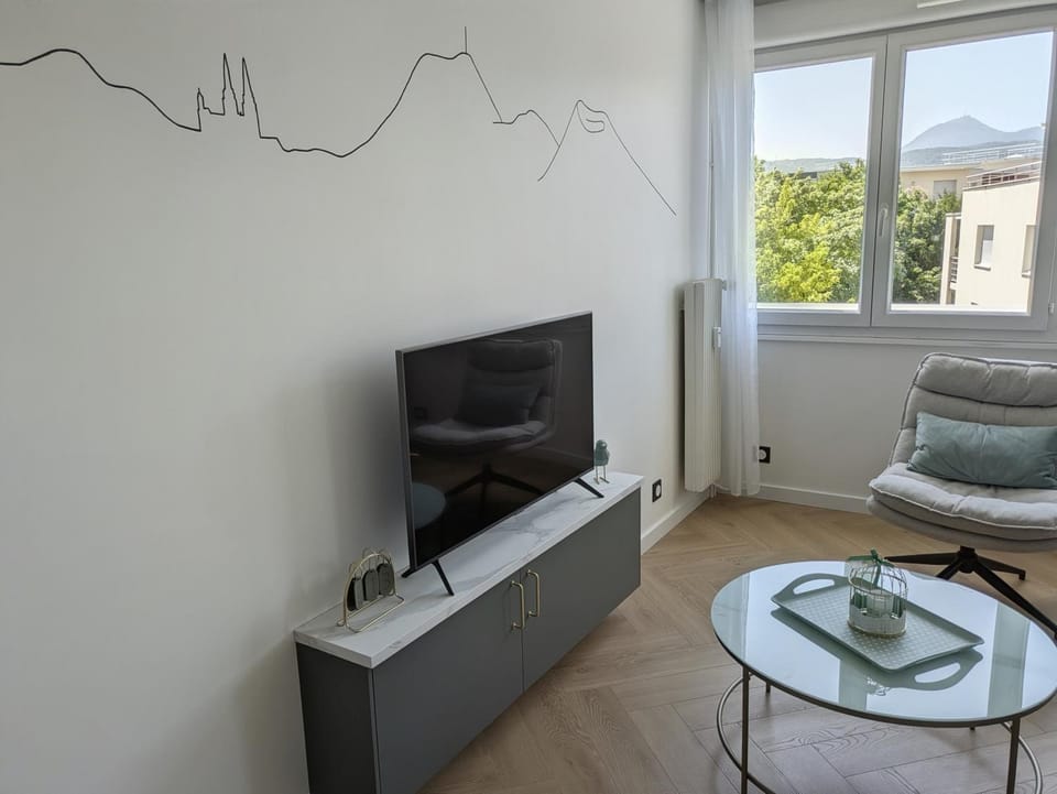 Communal lounge/ TV room, TV and multimedia, Living room, Seating area, Evening entertainment, Mountain view