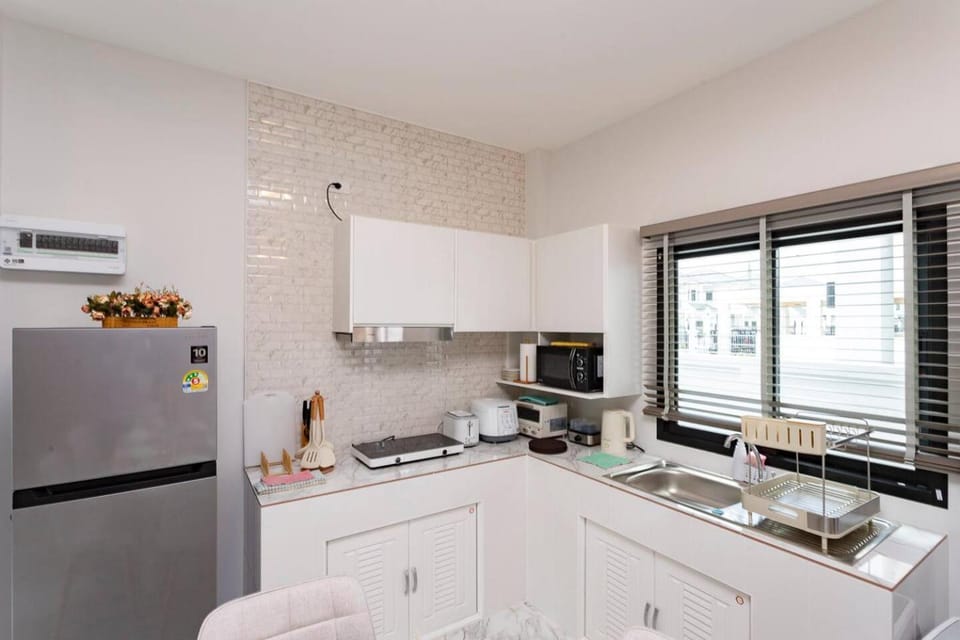 Minimalist 4BR Chiang Mai Home: Fits 10, Cozy. House in Chiang Mai