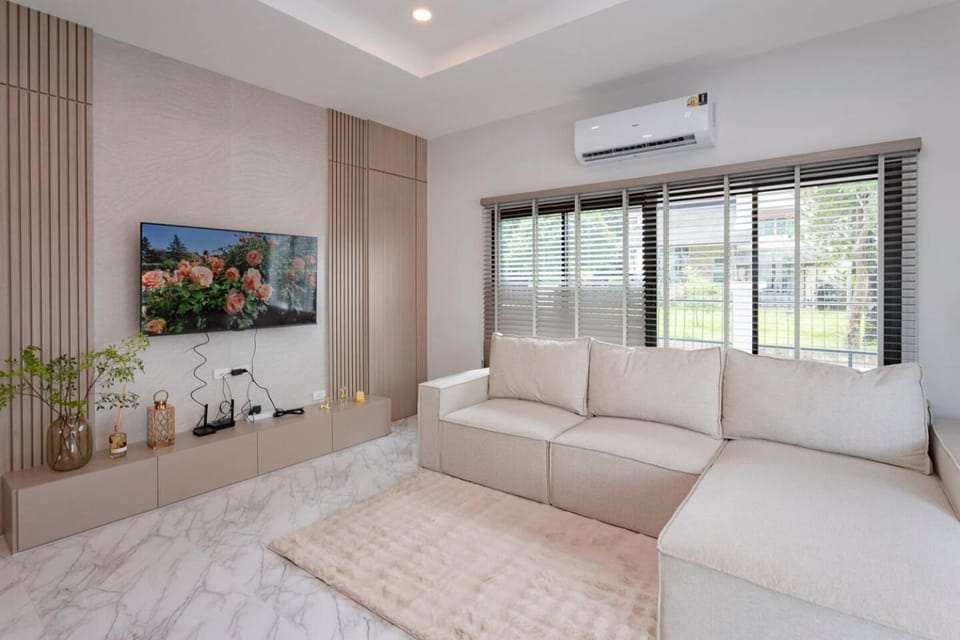 Minimalist 4BR Chiang Mai Home: Fits 10, Cozy. House in Chiang Mai