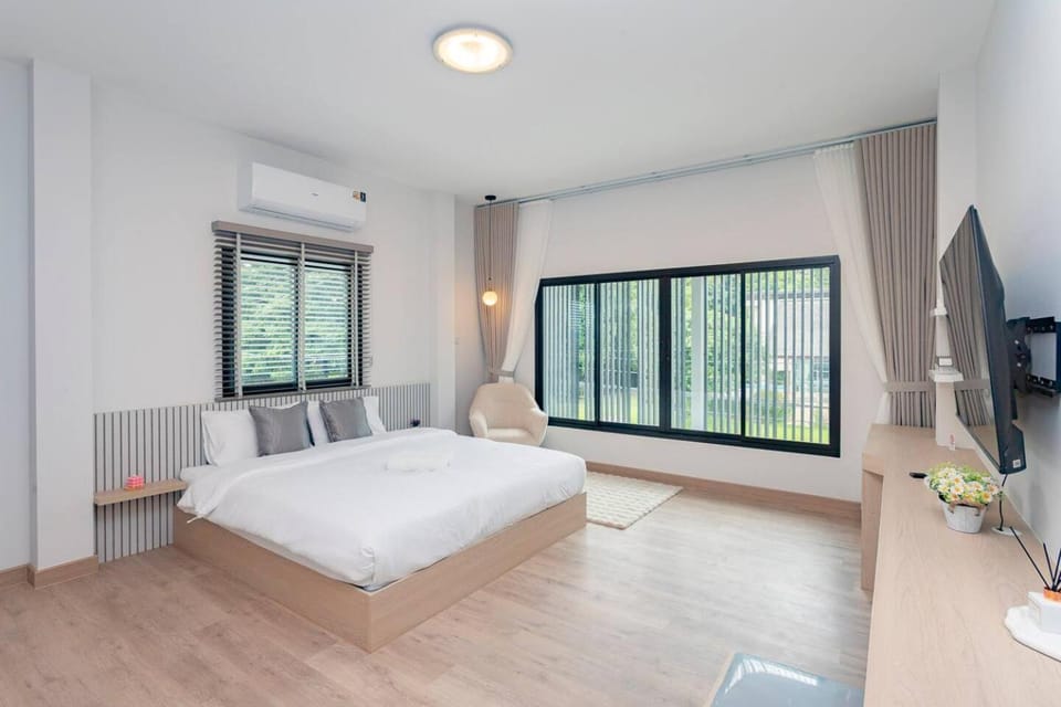 Minimalist 4BR Chiang Mai Home: Fits 10, Cozy. House in Chiang Mai