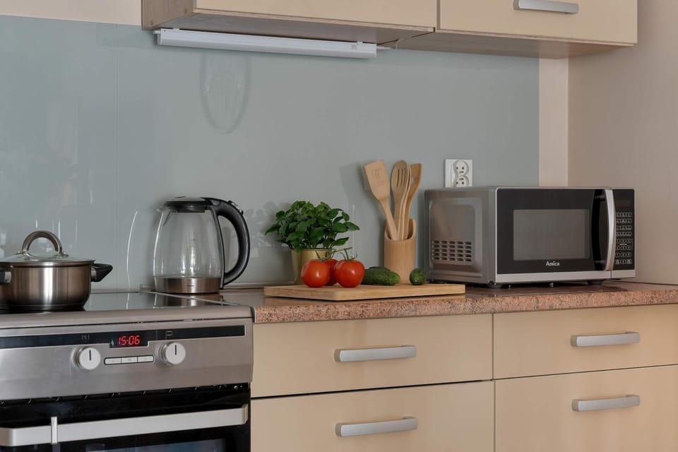 Coffee/tea facilities, Kitchen or kitchenette, stove