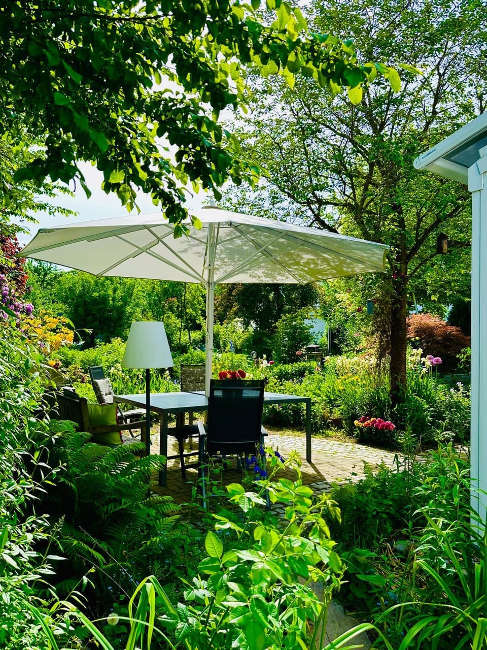 Property building, Spring, Day, Natural landscape, Garden, Garden, Balcony/Terrace, Dining area, Garden view