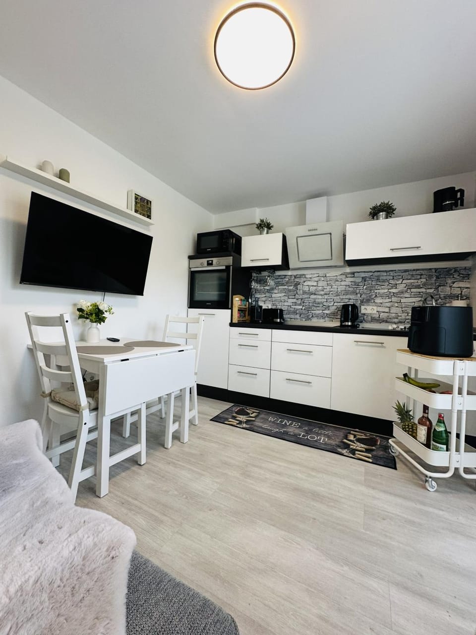 TV and multimedia, Kitchen or kitchenette, Living room, Photo of the whole room, Seating area, Dining area, Evening entertainment