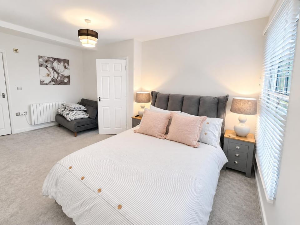 Shower, Bedroom, cot, Family