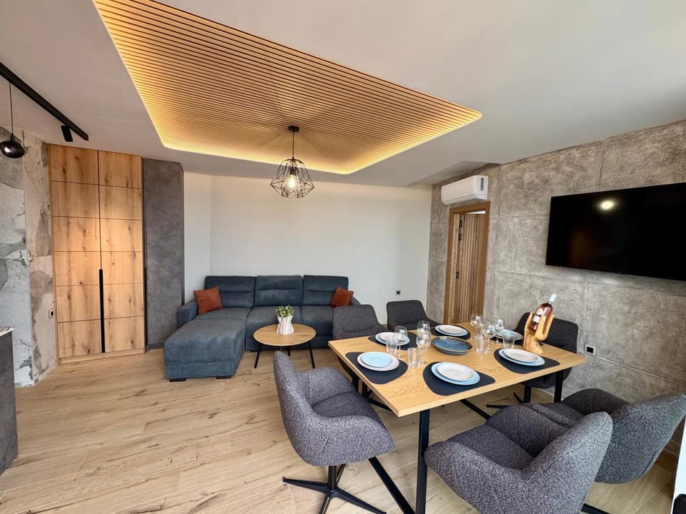TV and multimedia, Living room, Seating area, Dining area
