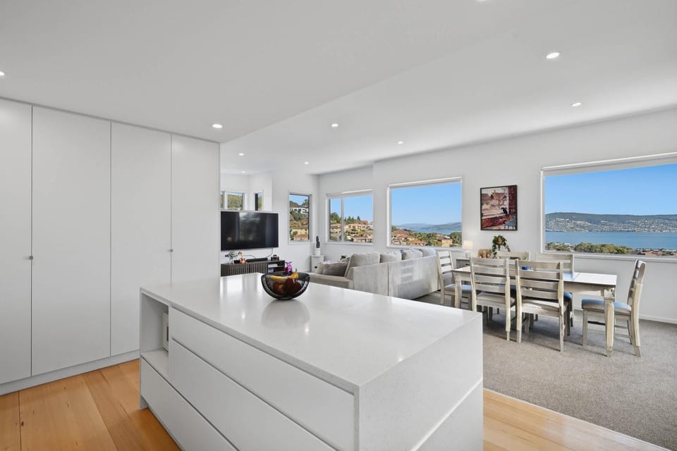 Prime Howrah - Near CBD Airport Shops & Sea Views House in Tasmania