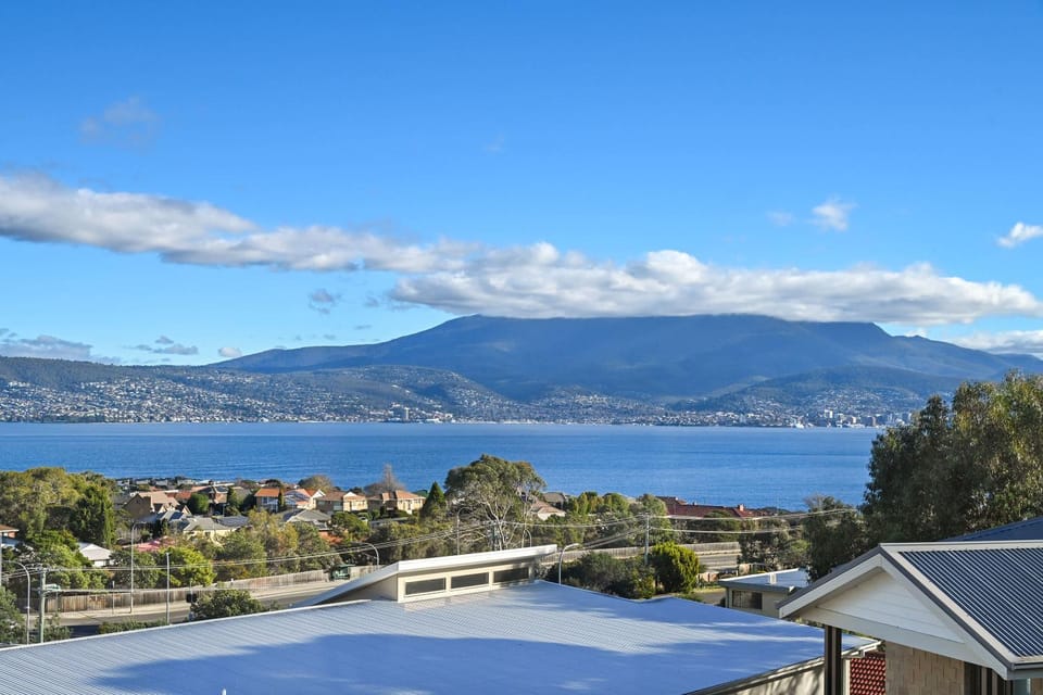 Prime Howrah - Near CBD Airport Shops & Sea Views House in Tasmania