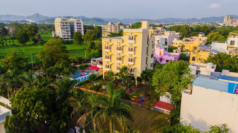Property building, Day, Swimming pool, Location