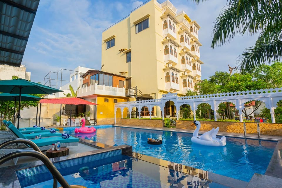 Property building, Day, Swimming pool, sunbed