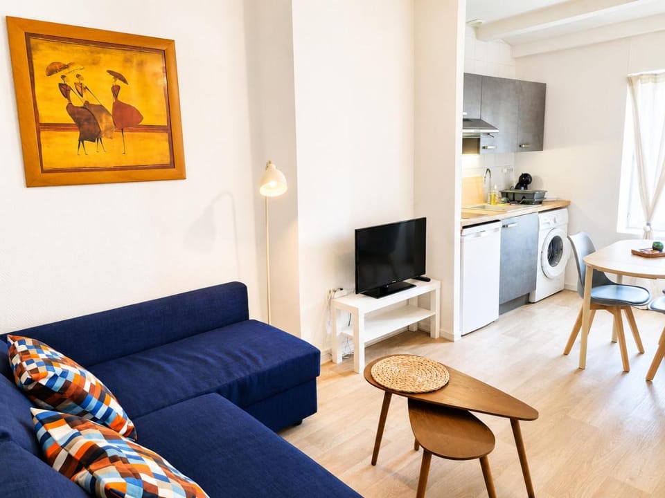 TV and multimedia, Kitchen or kitchenette, Living room, Seating area, Dining area