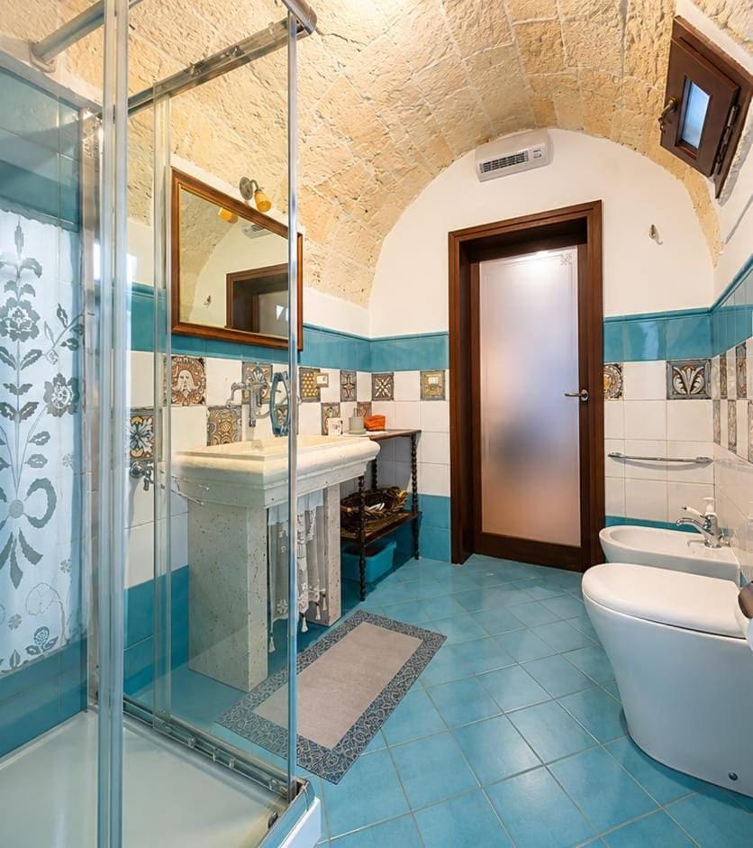 Shower, Toilet, Bathroom, towels