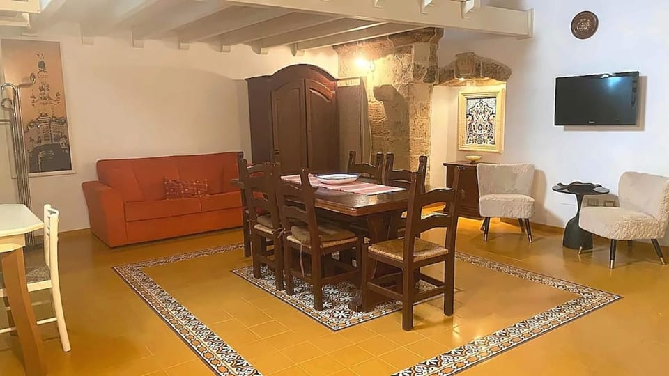Communal lounge/ TV room, TV and multimedia, Living room, Seating area, Dining area, Evening entertainment