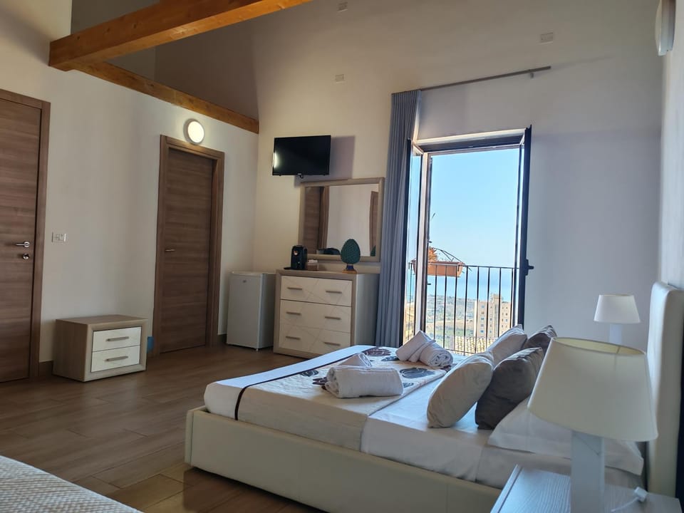 View (from property/room), Decorative detail, Bedroom, City view, Sea view