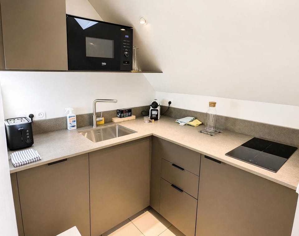 Coffee/tea facilities, dishwasher, microwave, oven, stove, toaster, kitchen
