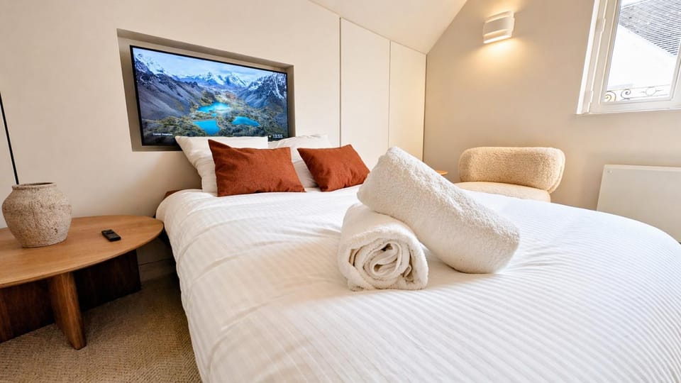 Bed, Living room