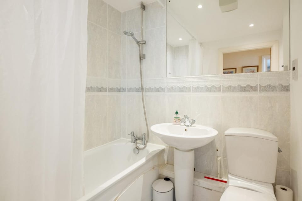 2BD City Stay Moments From Tower Bridge Apartment in London Borough of Southwark