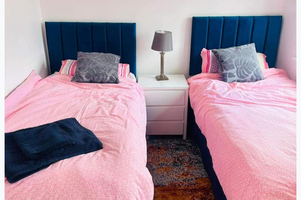 House Sleeps 4 with Parking and Garden House in Newark and Sherwood District