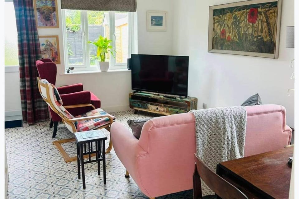 House Sleeps 4 with Parking and Garden House in Newark and Sherwood District
