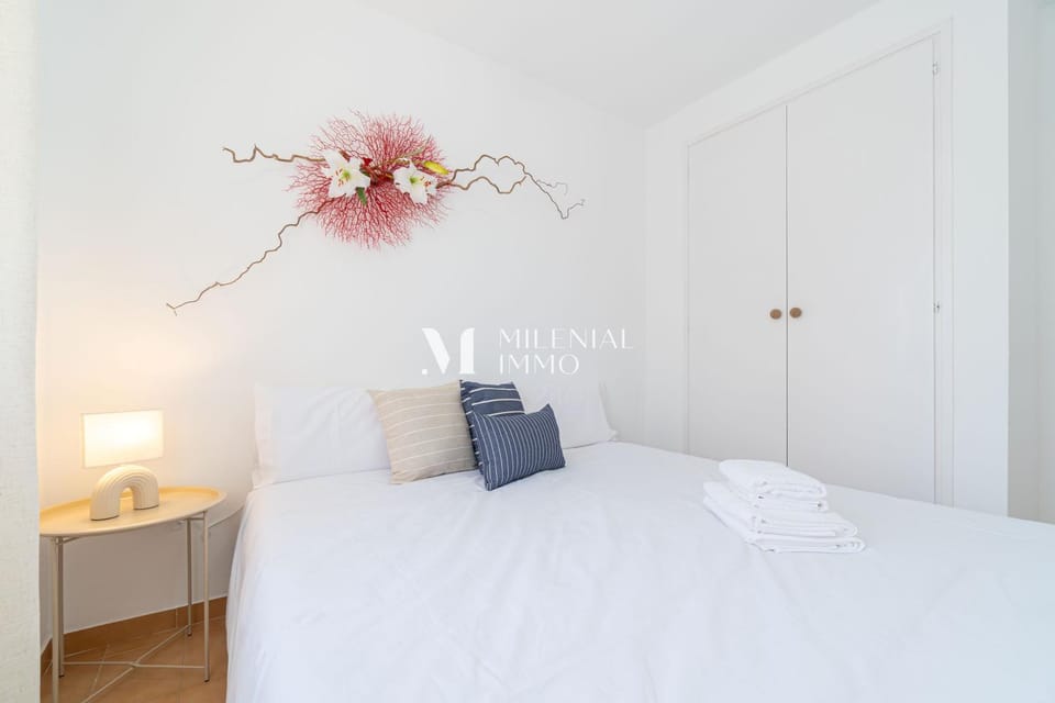 Bed, Bedroom, towels, wardrobe