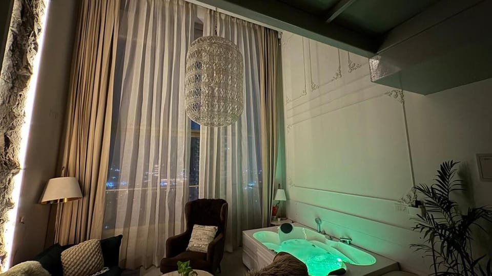The Halo Loft - Jacuzzi - Skyline Views - M3M Lofts 74 Apartment in Gurugram