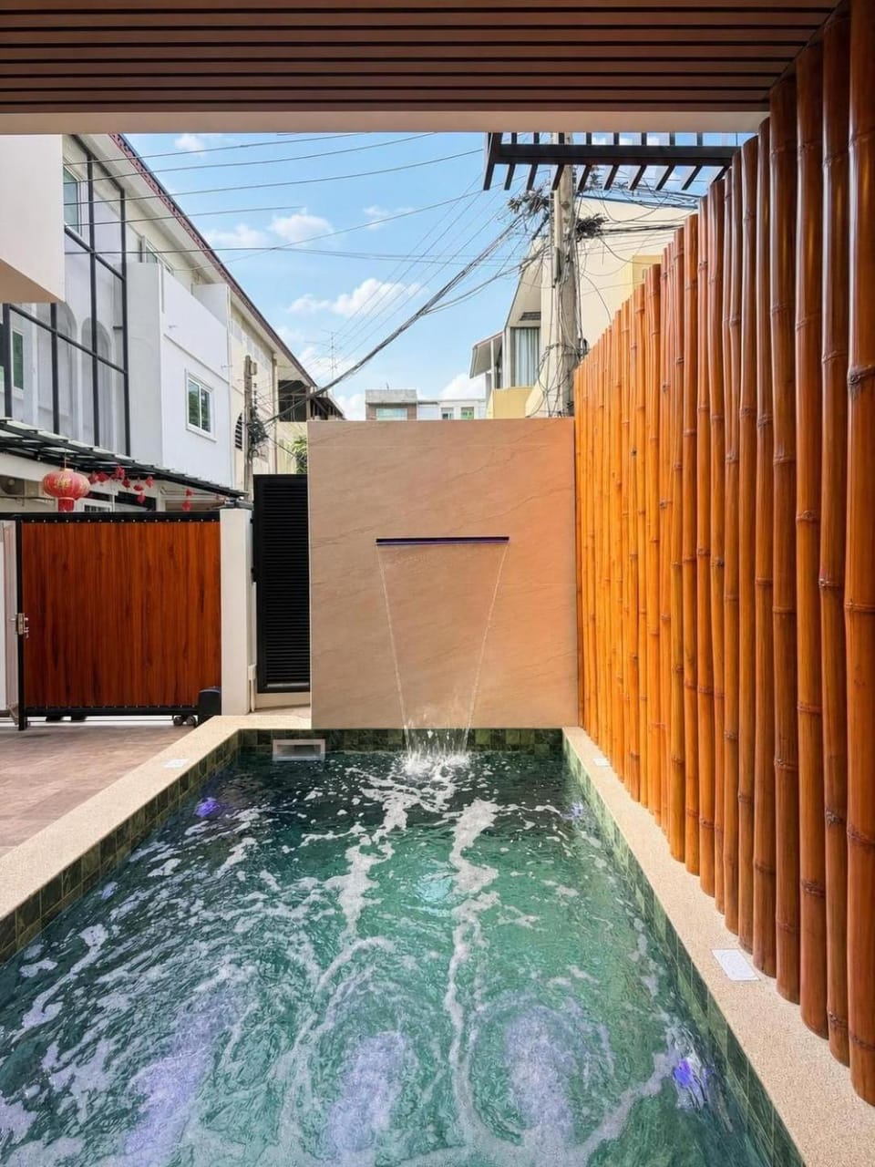 Property building, Day, Swimming pool, Swimming pool, Swimming pool, sunbed, sunbed