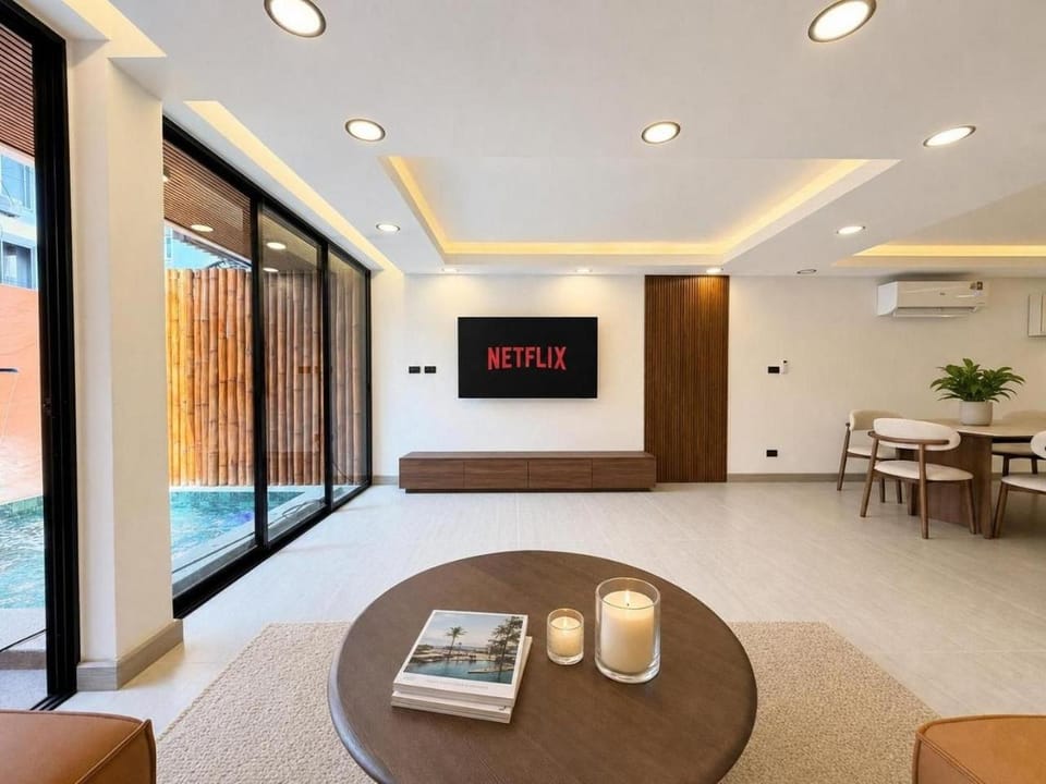 Property building, TV and multimedia, Living room, Seating area, Dining area, Swimming pool, air conditioner