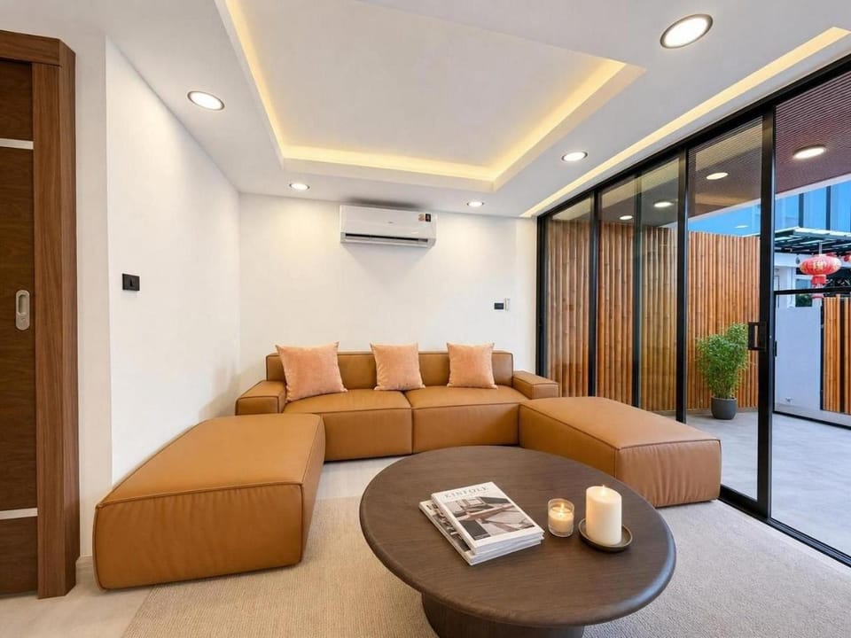 Property building, Communal lounge/ TV room, TV and multimedia, Living room, Photo of the whole room, Seating area, Entertainment, Entertainment, air conditioner