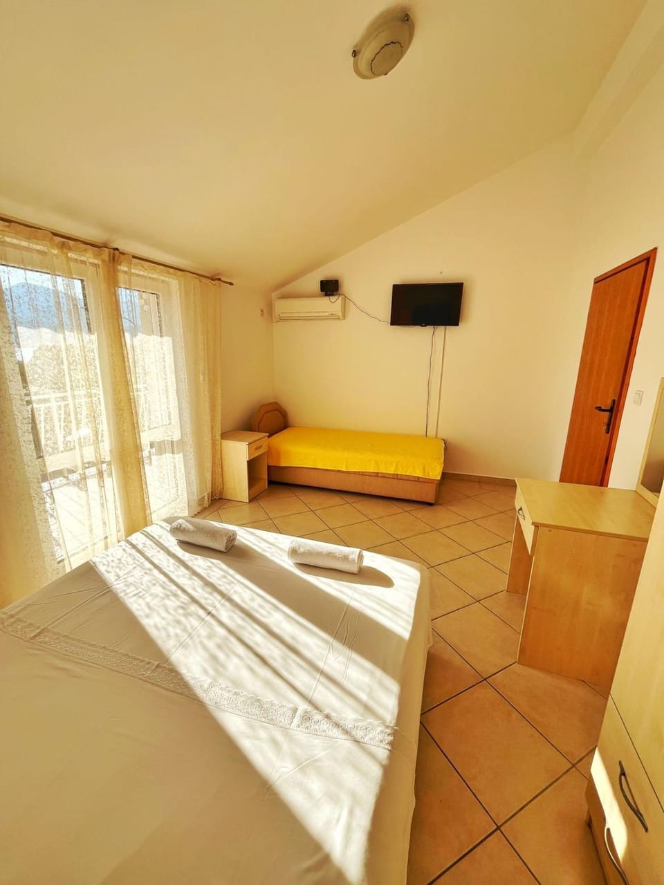 Bed, TV and multimedia, Photo of the whole room, Seating area, Bedroom