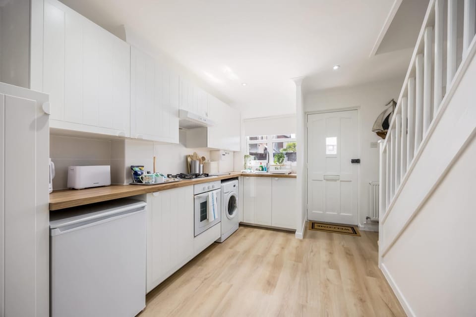 Kitchen or kitchenette, oven, pet friendly, stove, toaster, washing machine